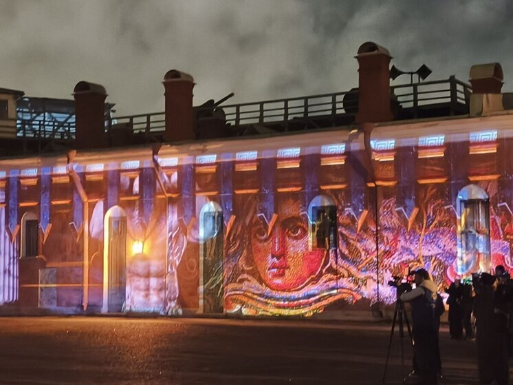 Петербуржцы наслаждаются «восьмым чудом света» на стенах Петропавловской