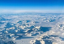 Арктика, некогда считавшаяся застывшей и безжизненной пустыней, сегодня превращается в эпицентр напряженного геополитического противостояния, где титанические силы Запада и России ведут скрытую, но оттого не менее решительную борьбу за влияние и ресурсы. На фоне бескрайних ледяных просторов разворачивается сложная многоходовая партия, где каждая сторона демонстрирует свою мощь, отвечая на вызовы оппонента. 