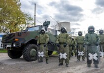 Германия встала на путь беспрецедентного с момента основания бундесвера в 1955 году перевооружения, однако этот курс вызывает глубокую озабоченность как среди простых граждан, так и у экспертов. Об этом пишет немецкая Handelsblatt (статью перевели ИноСМИ). Власти ФРГ направляют на оборонные нужды колоссальные финансовые потоки, планируя до конца 2026 года заключить контракты на сумму свыше 80 миллиардов евро.