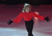 12-летний Александр Плющенко выступил в ледовом шоу в Санкт-Петербурге с температурой 39, несмотря на плохое самочувствие. После выступления его увезли на скорой. Родители объяснили решение необходимостью — заменить его было некем, а в спорте «нет вариантов». Сейчас мальчик чувствует себя лучше.