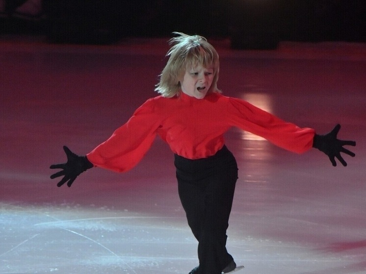 12-летний Александр Плющенко выступил в ледовом шоу в Санкт-Петербурге с температурой 39, несмотря на плохое самочувствие. После выступления его увезли на скорой. Родители объяснили решение необходимостью — заменить его было некем, а в спорте «нет вариантов». Сейчас мальчик чувствует себя лучше.