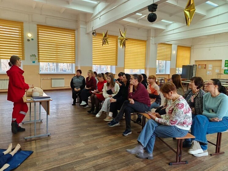 Учителя владивостокской школы прошли обучение по оказанию первой помощи