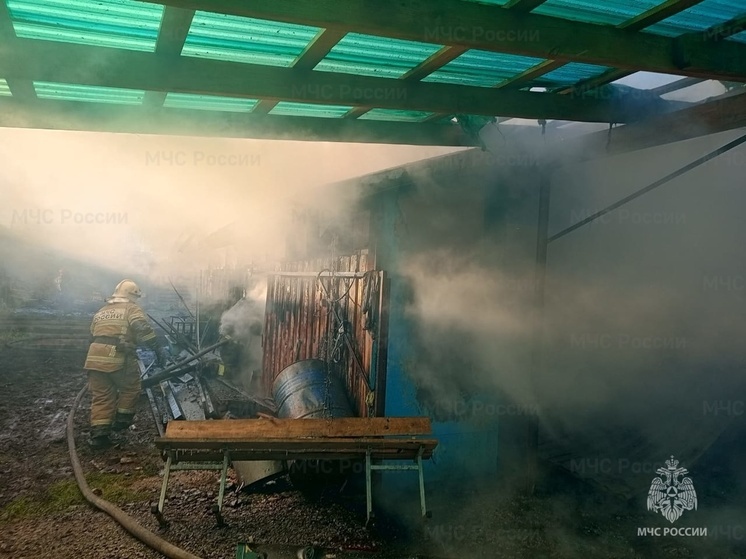 Сгорел дом на улице Чехова в Артемовском