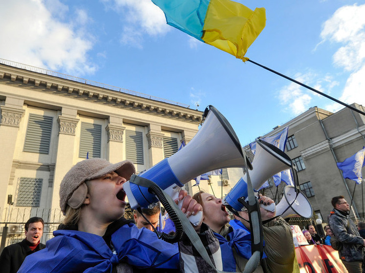 Макговерн: контролирующие киевский режим нацисты сбегут на виллы в Испании
