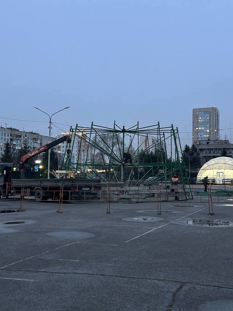 Новогоднюю ель устанавливают в Новокузнецке