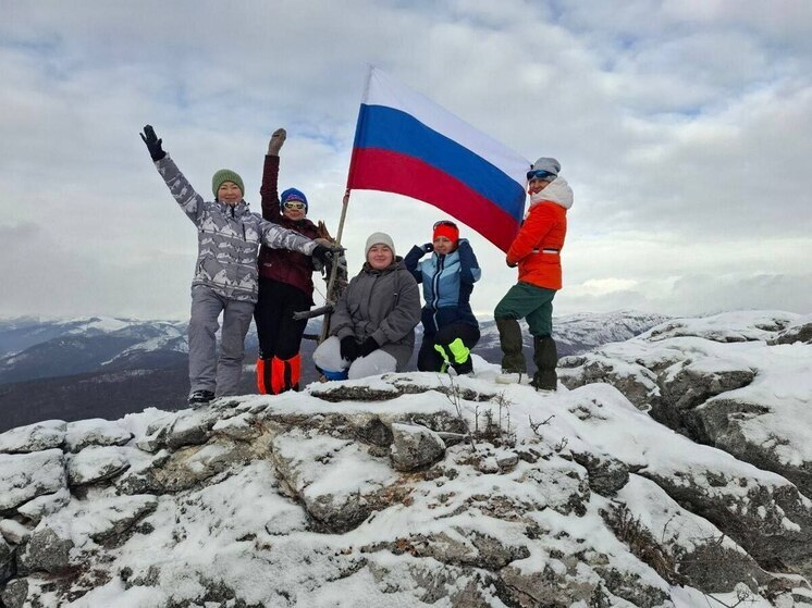 Флаг России установлен на вершине горы Аикта в Бурятии ко Дню народного единства