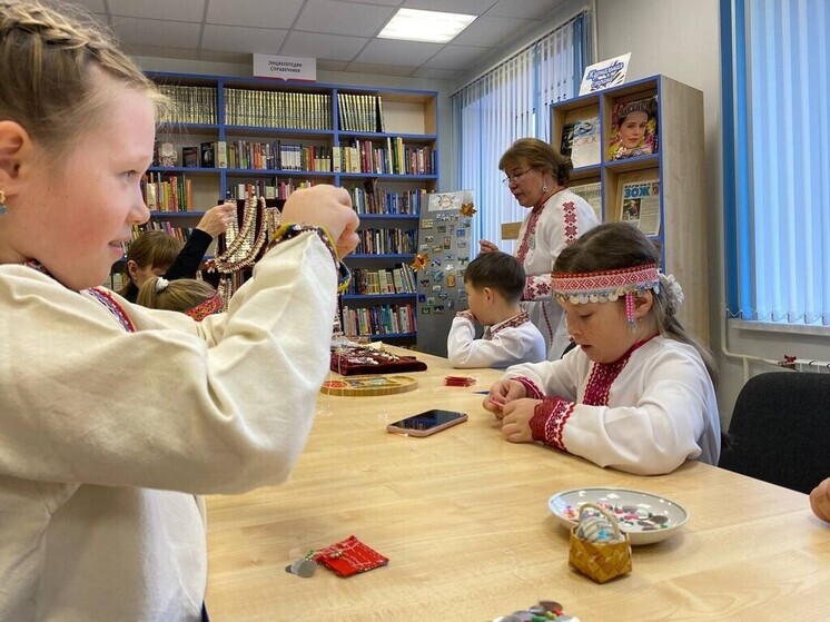 Семьи бойцов СВО научились делать марийские обереги