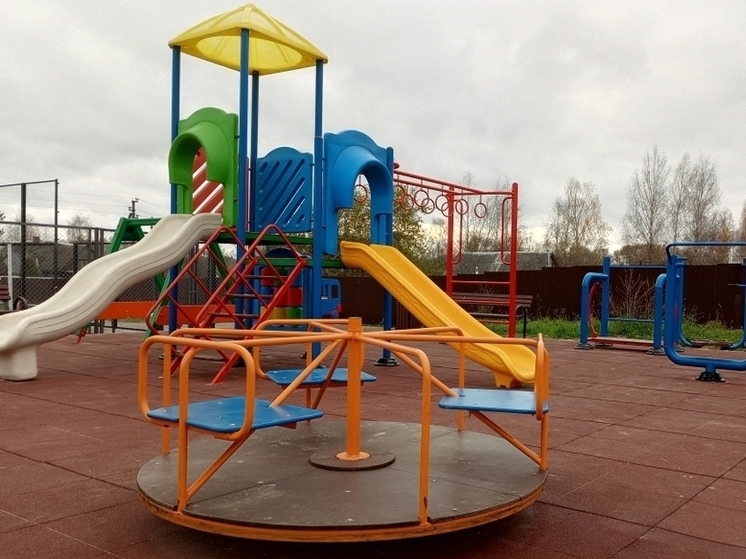 В Быльниках под Смоленском построили новую детскую площадку