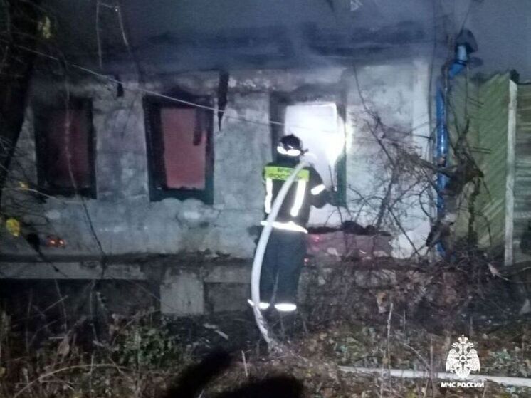 Огонь повредил дом в Корочанском районе