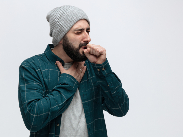 Долгий кашель может быть признаком рака: британские врачи предупреждают