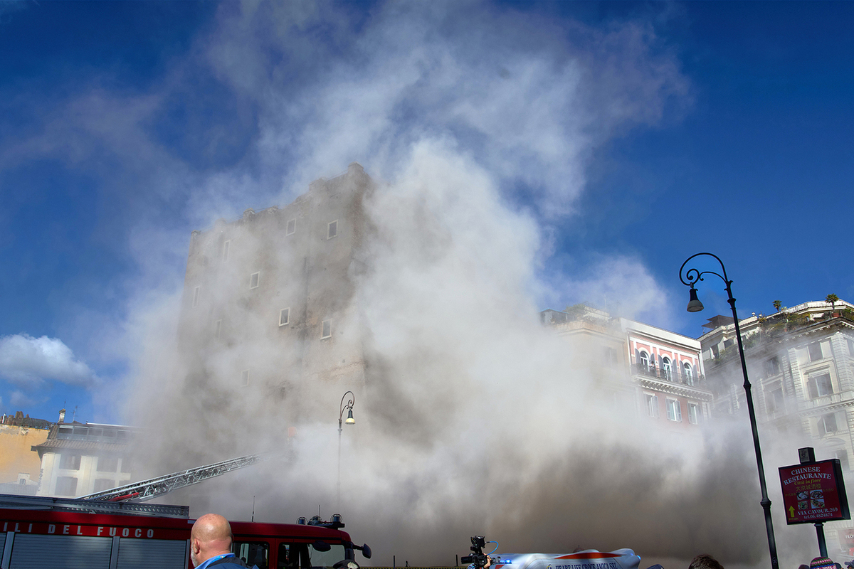 Спасенный из обрушившейся старинной башни рабочий все равно умер