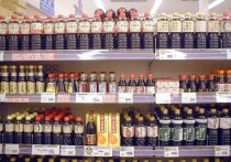 Соевый соус не так давно попал в нашу страну, но он уже сравнялся по популярности с кетчупом и майонезом