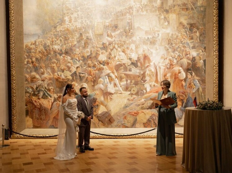 Нижегородцы заключили брак в зале с картиной «Воззвание Минина»