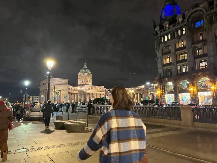 Один атмосферный фронт движется на восток от Санкт-Петербурга, другой приближается к нашему региону, смещаясь к Стокгольму. Между ними повышенное давление, сухая погода и прояснения, так что солнце будет светить весь день. Завтра петербуржцев также будет радовать осеннее солнце. Об этом сообщил синоптик Александр Колесов. 