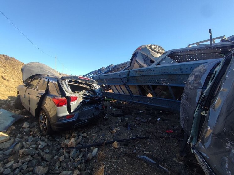 Автовоз перевернулся на трассе в Забайкалье, водитель погиб