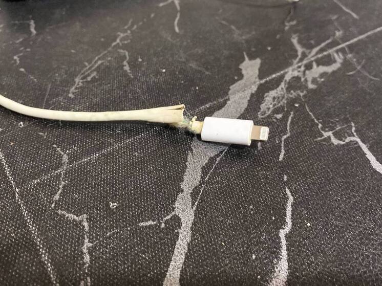 Рязанцев предупредили о риске использования треснутой зарядки для смартфона