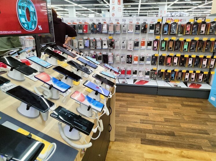 Петербуржец влетел в салон связи с ножом и украл телефон на проспекте Энгельса