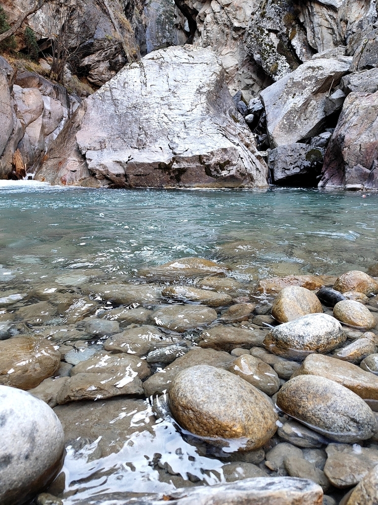 В Ингушетии наградили волонтеров, очистивших скалы Ассинского ущелья от варварских надписей