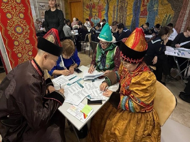Якутия отметила День народного единства масштабным этнографическим диктантом, в том числе на борту самолета