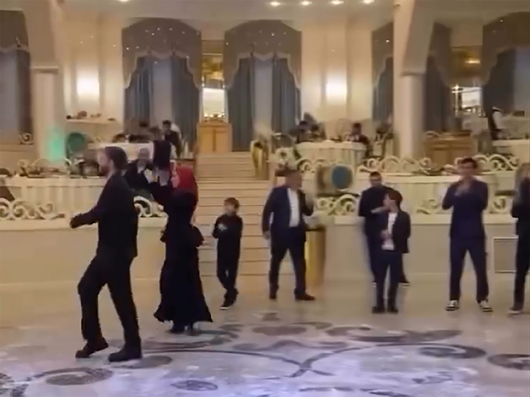 Мужчина женился второй раз, при том, что на бракосочетании присутствовала его первая супруга Лимда, которая в своем блоге опровергла факт о разводе с мужем