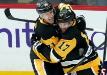 В понедельник в НХЛ были сыграны всего четыре встречи, в которых лишь нападающим «Питтсбурга» и «Нэшвилла» Евгению Малкину и Федору Свечкову удалось сделать по одной результативной передаче