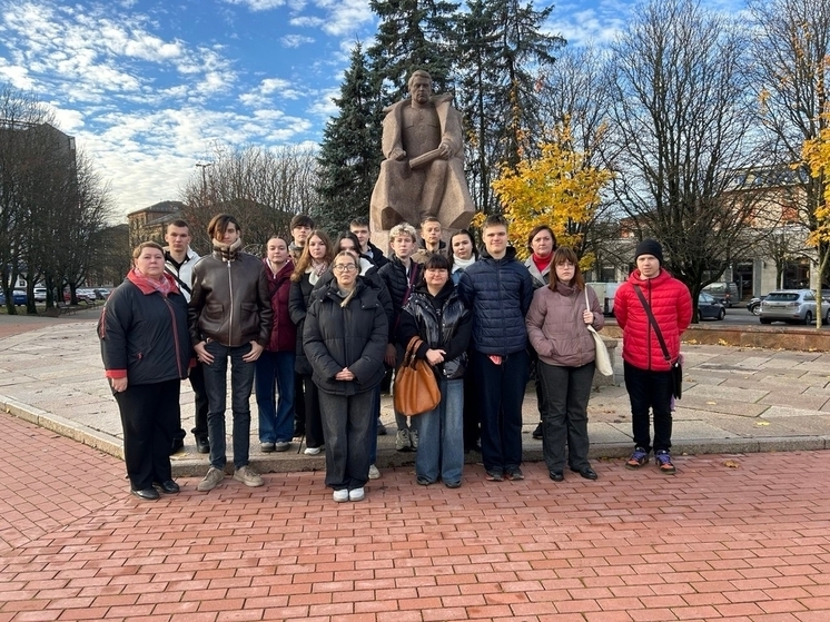 Цветы в память о героях возложили калининградские студенты на площади Василевского