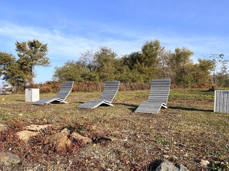 Во Владивостоке установили шезлонги и урны из переработанного пластика