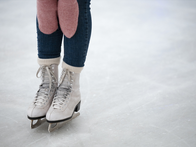 В Красноярске началась заливка сезонного катка на площади Мира