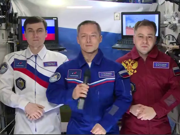 Югорчане и все жители страны получили поздравления с Днем народного единства из космоса