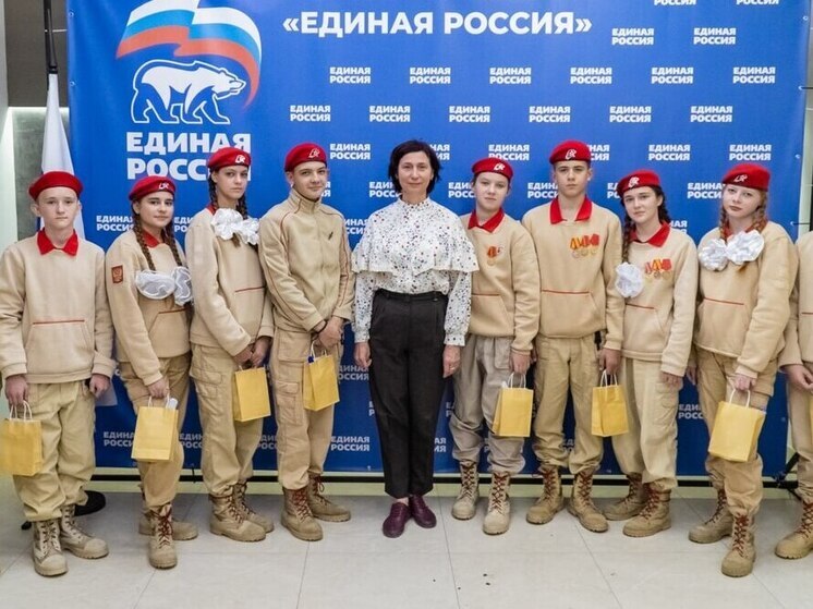 Молодые активисты Мелитополя написали письма поддержки бойцам СВО