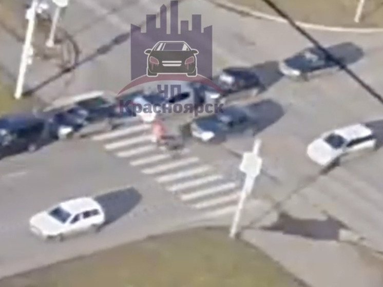 В Красноярске водитель скрылся с места ДТП после наезда на курьера на электросамокате