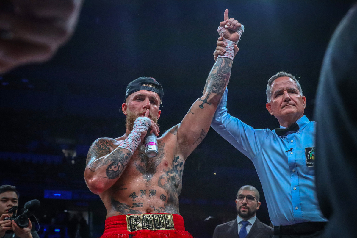 Блогер сообщил об отмене поединка с американским боксером