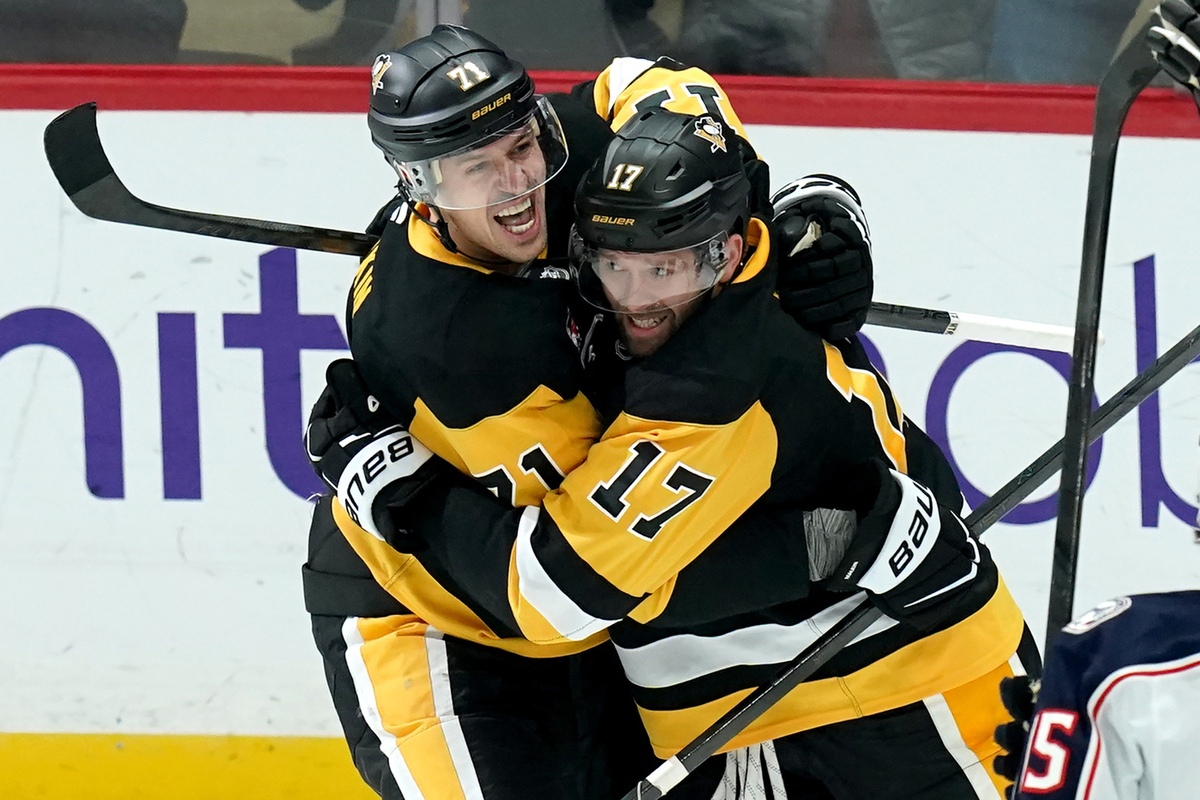 Российские звездные ветераны хоккея продолжают находиться в центре всеобщего внимания