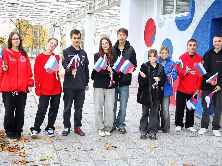 Молодежь Энергодара провела праздничную акцию «Российский триколор»