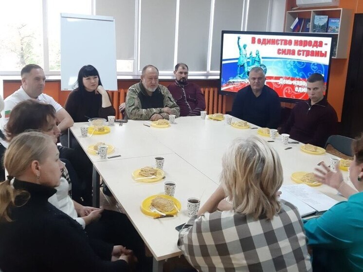 В Токмаке ко Дню народного единства прошла творческая встреча с поэтессой Натальей Агаевой