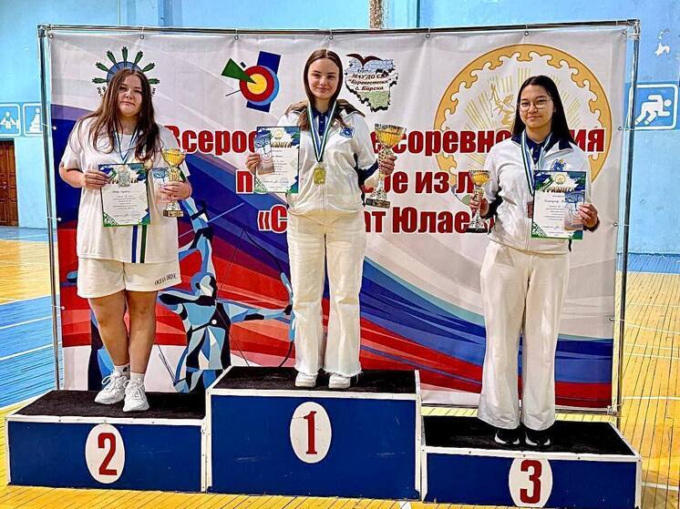 Награды всероссийских соревнований завоевали лучницы с Ямала