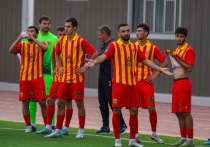 «Алания» досрочно покинула группу «Золото» Второй лиги, уступив «Машуку-КМВ» (0:1). Это второй вылет клуба за два года: в мае 2025-го команда заняла последнее место в Первой лиге. В сезоне-2022/23 «Алания» боролась за РПЛ, но не получила лицензию из-за стадиона.