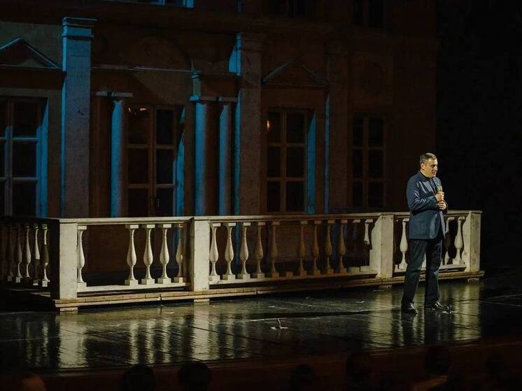 Свыше 800 курян посетили спектакль «Ревизор» с Машковым