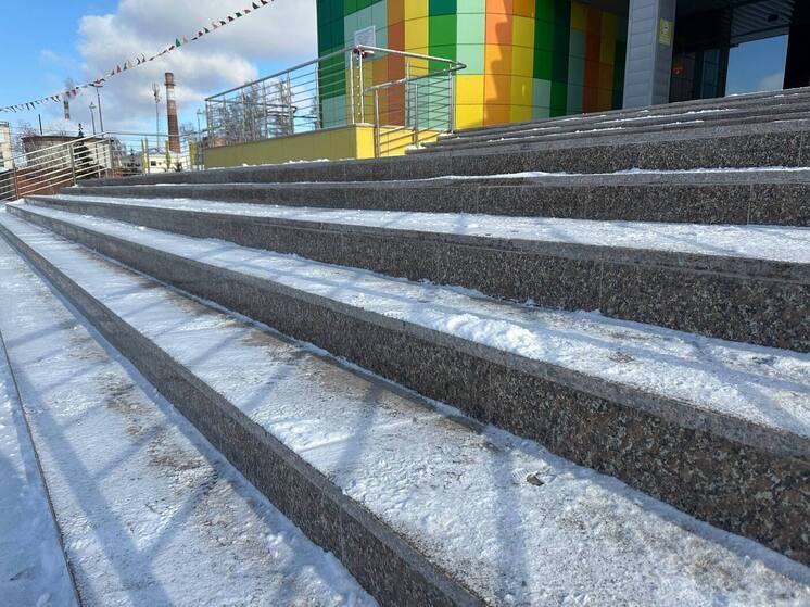 В омском цирке закончили ремонт парадной лестницы