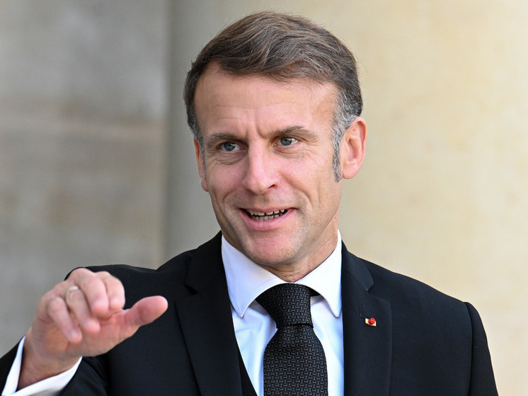 Макрон обвиняет Россию в том, что она влияет на французов через соцсети