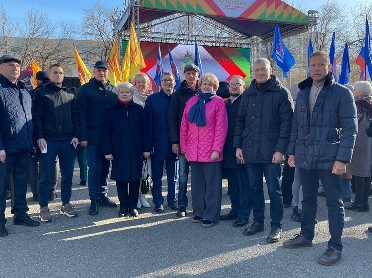 «Мы живём в огромной стране»: как оренбургские депутаты и горожане вместе отметили День народного единства