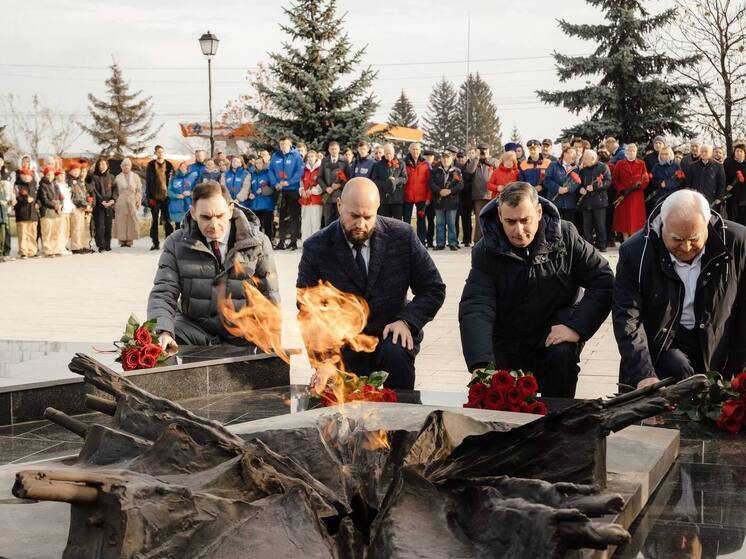 Александр Хинштейн поздравил курян с Днем народного единства