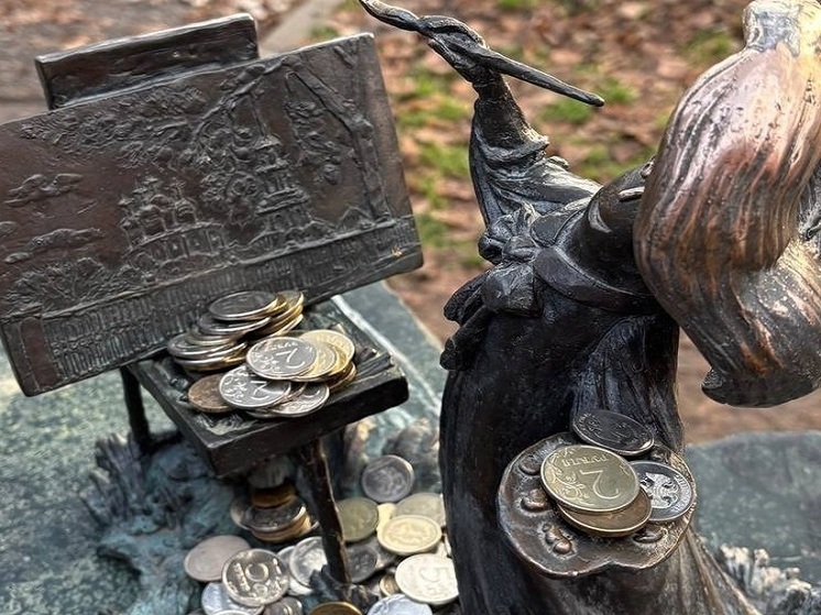 В Рязани прохожие оставляют мелочь у гриба-художника на набережной