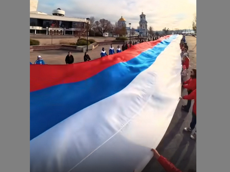 100-метровый триколор развернули в Воронеже 100 человек