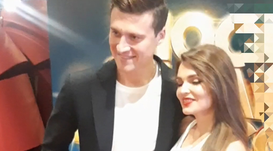 Фигурист Энберт появился с женой в театре: устроили весёлую фотосессию 