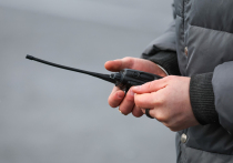 В соцсетях, как реакция на частые отключения мобильного Интернета в регионах, появились видео: люди ходят по магазинам и улицам с портативными рациями (они же «уоки-токи»)