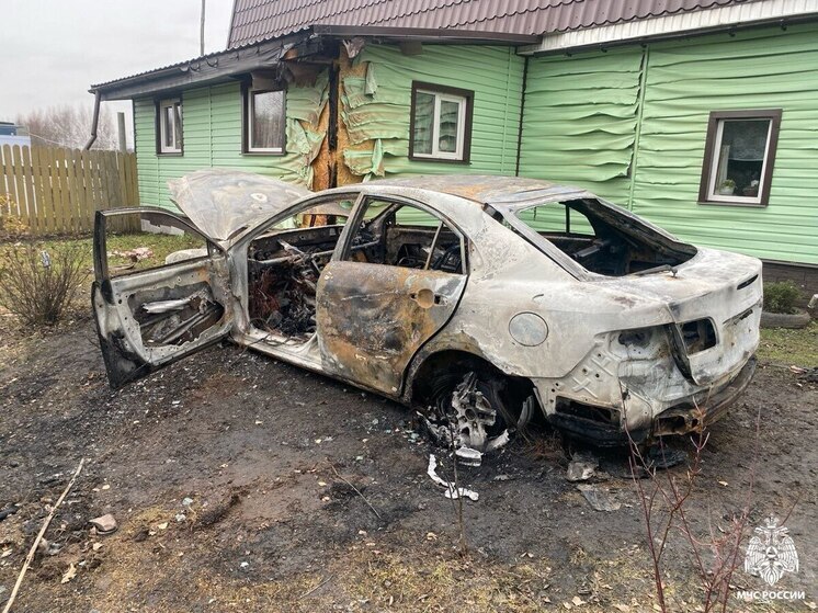 В Ярославском районе из-за поджога авто чуть не сгорел дом