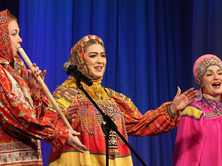 Масштабное празднование Дня народного единства прошло в Луганском русском драмтеатре