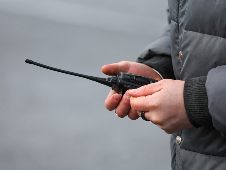 В соцсетях, как реакция на частые отключения мобильного Интернета в регионах, появились видео: люди ходят по магазинам и улицам с портативными рациями (они же «уоки-токи»)