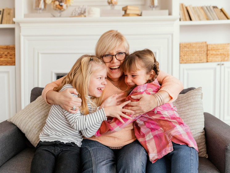 Большинство кировчан считают, что бабушки должны воспитывать внуков